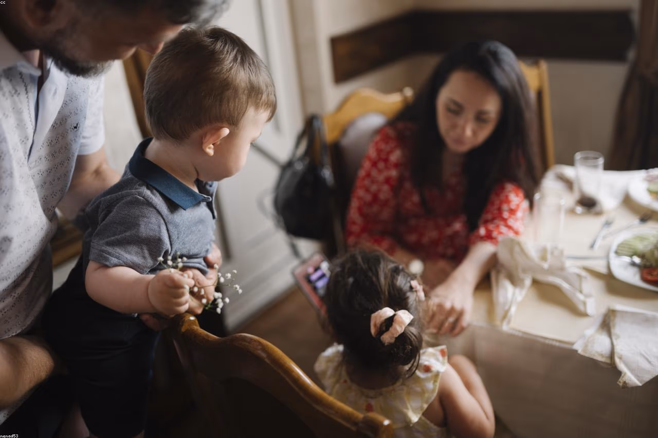 Une mère tient tendrement son enfant, dans une lumière douce